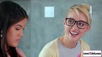Jouer Une asiatique ringard rejoint des blondes dans 3some