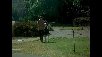 play Los profesores seducen a los jóvenes estudiantes en la escena de la película (película completa: videopornone.com)