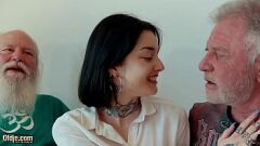 Reproduzir A adolescente morena engole a porra em três intensos com homens mais velhos