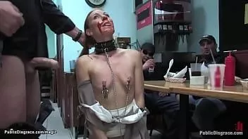 play الرقيق الحلق العميق مارس الجنس في مطعم