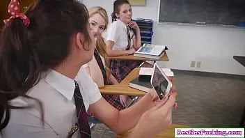 play Un profesor de milf adolescente y bffs sentado en la cara