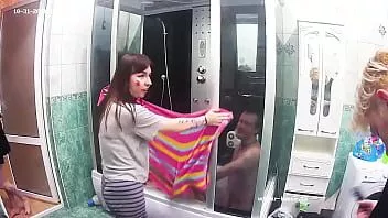 Reproducir Acción hardcore caliente en el baño comunitario del albergue