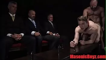 চালান জক গ্রুপ- masonicboyz.com-এর সামনে একজন বিবাহিত বাবার দ্বারা খালি পিঠে
