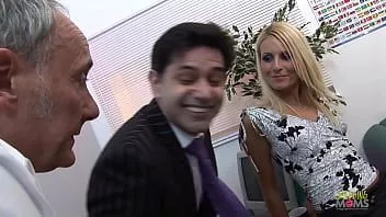 Reproducir Cuando las secretarias cachondas qué follan acuden a sus jefes para una doble penetración hardcore