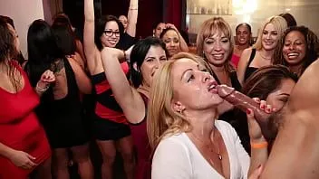 Reproducir Dancing bear - tiana fine, kimmy lee, tori haze y más disfrutan de grandes pollas balanceándose por toda la habitación