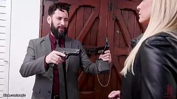 تشغيل الرجل يمارس الجنس مع خطيبها وزوجة أبيها