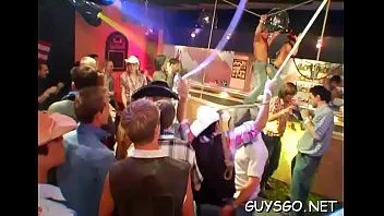 Riproduci Calda festa omosessuale con stalloni strappati