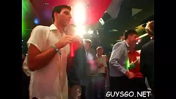 Reproducir El grupo lascivo se lo pasa bien