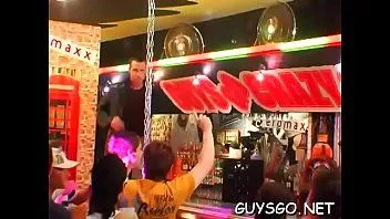 Reproducir Joven homosexual teniendo un poco de placer