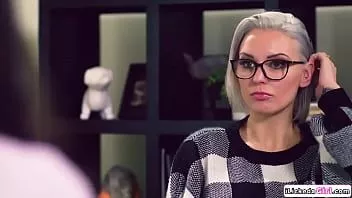 Reproducir Médico de tetas grandes teniendo trío anal lésbico con cliente