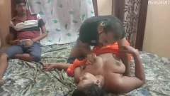 play Femme adolescente asiatique partagée dans un trio torride avec de gros seins et du sperme dans la chatte