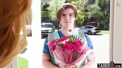 Reproducir Orgía de MILF con Lauren Phillips y sus amigos: el sueño de un repartidor de flores