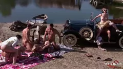 Reproduzir Extravagância de orgia ao ar livre: garotas gostosas enlouquecidas em grande grupo