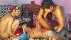 play Double Trouble: due ragazzi e due ragazze in un gangbang indiano caldo