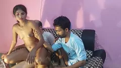 play Desi Köy Üçlü: Sıcak Hintli Karısı Sumona, Hanif ve Manik tarafından Fucked Gets