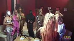 播放 服装派对变成了一个不修边幅的团体性爱节，与长袜中的熟女一起