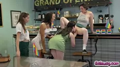 Abspielen Der Besitzer des lesbischen Cafés Casey Calvert bietet kostenlosen Geschmack ihrer Muschi