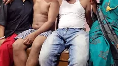 Reproducir Experimente un intenso sexo grupal duro con su esposa y amigos Desi