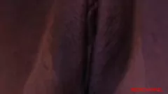 Jouer Une ado jamaïcaine ébène aux gros seins se fait sodomiser avec un gros jouet et une bite noire dans un plan à trois