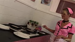 Reproduzir Duas loiras e uma Milf compartilham paus grandes depois do brunch