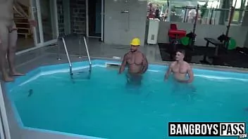 Putar Besar ayam rock hard bakhil kelompok tanpa pelana menyenangkan di tepi kolam renang