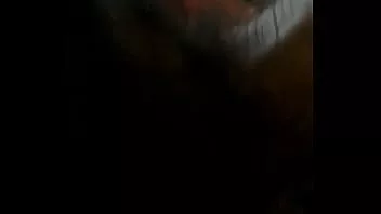 চালান একটি ট্রাকে একটি সাদা মানুষ দ্বারা স্তন্যপান করা হচ্ছে কালো মানুষ